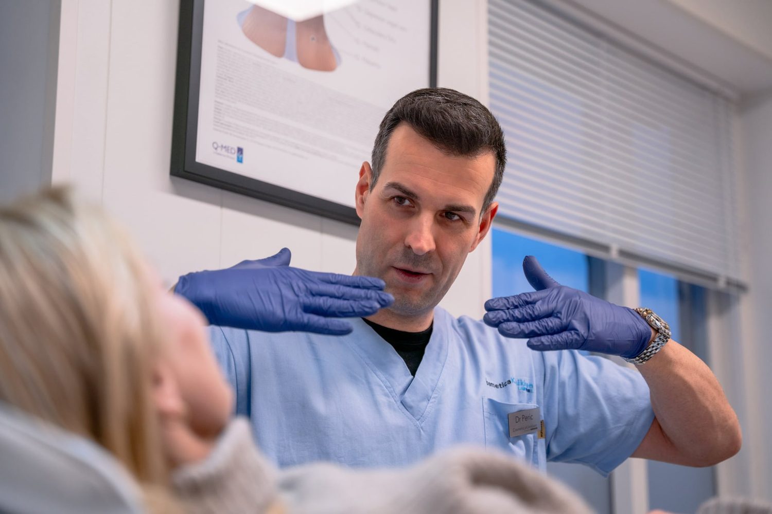 Lege ved Cosmeticaklinikken i samtale med en pasient under en konsultasjon