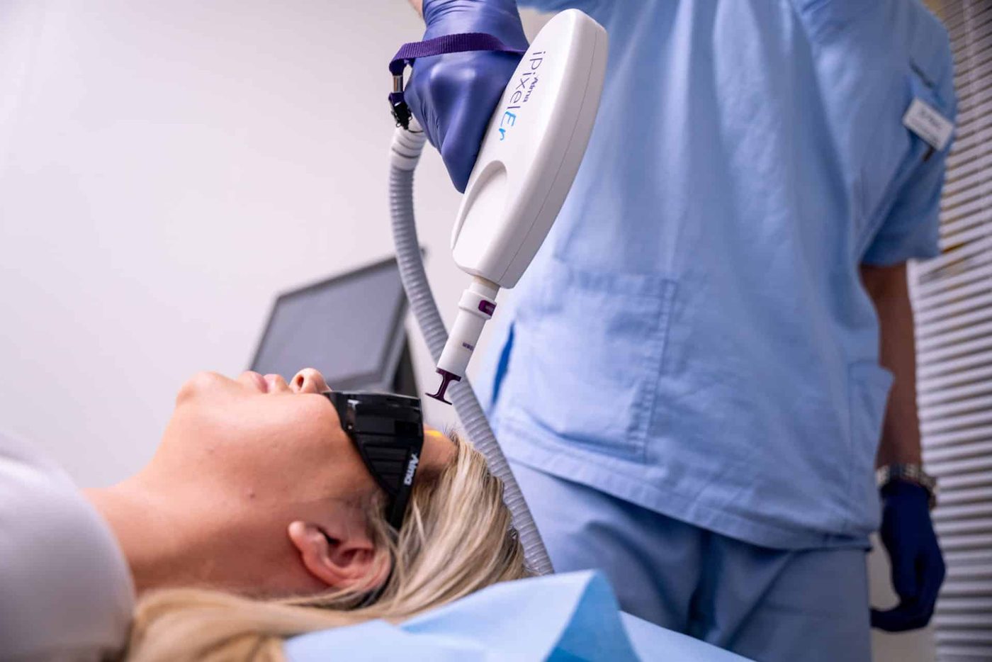 Laserbehandling i klinikkens behandlingsrom