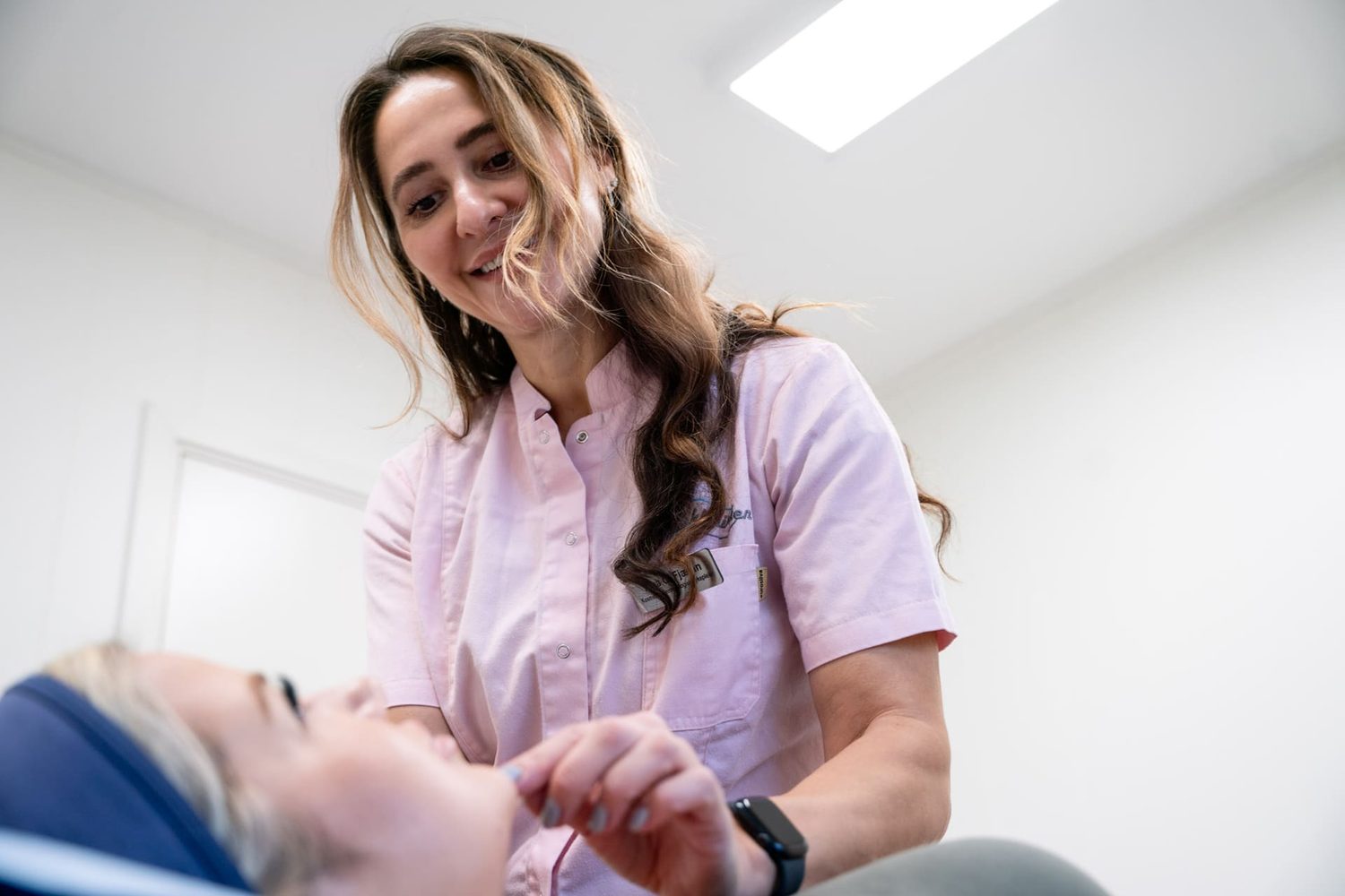 Sykepleier ved Cosmeticaklinikken sammen med en pasient